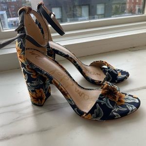 Sam Edelman Size 8 Blue and Gold Floral Velvet Block Heels